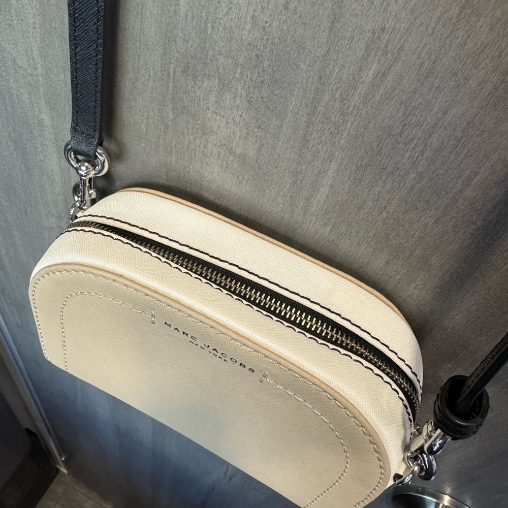 Marc Jacobs Women's Leather Crossbody Bag in Beige, Cream, and Black. - Picture 2 of 7
